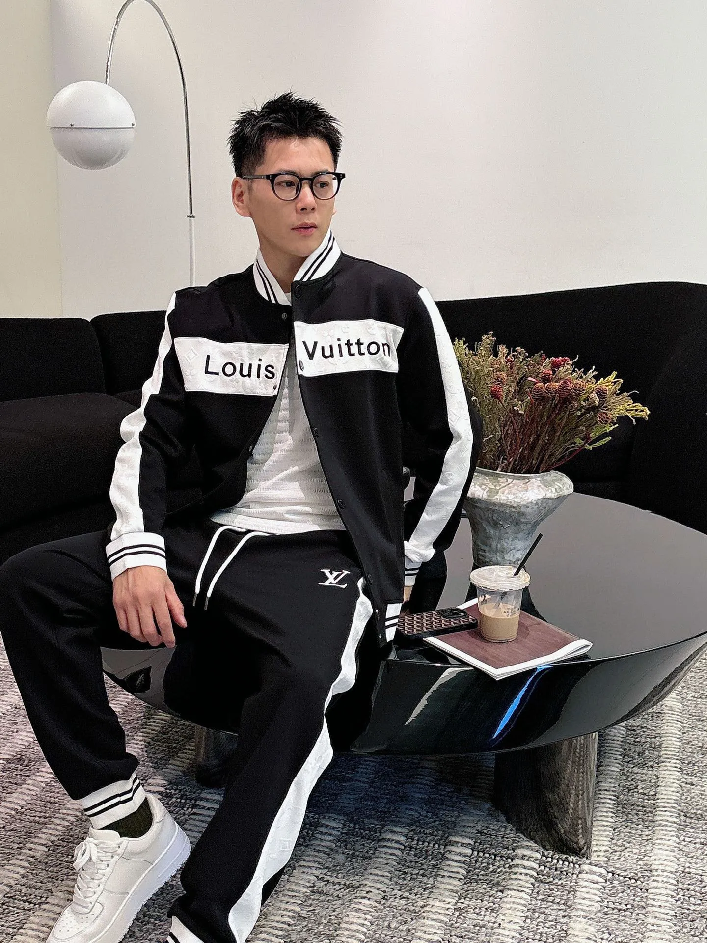 🅿️720 [LV Louis Vuitton] hot-selling suit is coming. Focus on the original version of the official website. 2025 new hot-selling cardigan and sweatshirt suit. The original order is the best. 🇭🇰The meticulous work of top designers. It has a fitting and perfect upper body effect. All-natural high-quality Tencel Roman cotton 100%, close-fitting comfort, noble and elegant! Original hardware embodies elegance and nobility! Counter size: M-3XL (maximum wear up to 190 pounds)